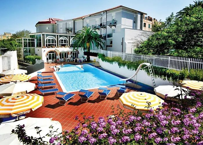 Hotel Riviera 3 Stelle con piscina estiva gratuita e garage a pagamento